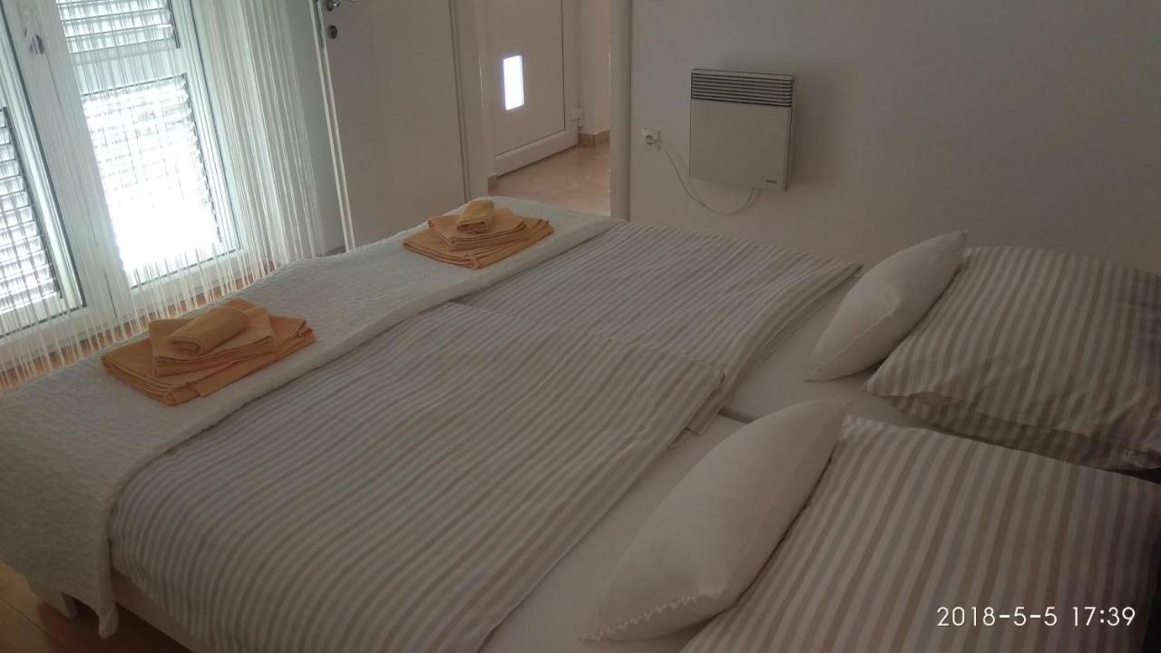 Apartments Niana With Heated Seawater Swimingpool Donji Okrug  Eksteriør bilde