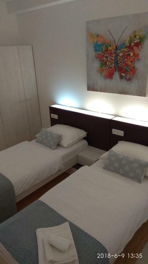 Apartments Niana With Heated Seawater Swimingpool Donji Okrug  Eksteriør bilde