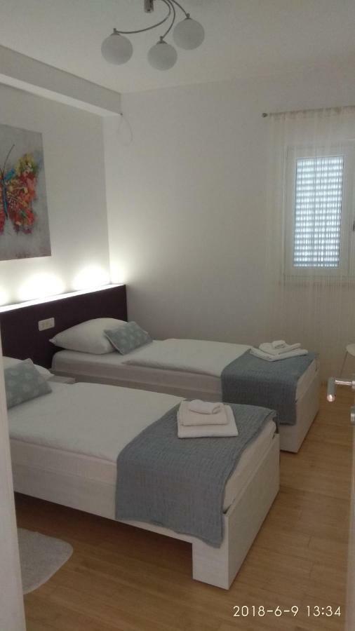Apartments Niana With Heated Seawater Swimingpool Donji Okrug  Eksteriør bilde